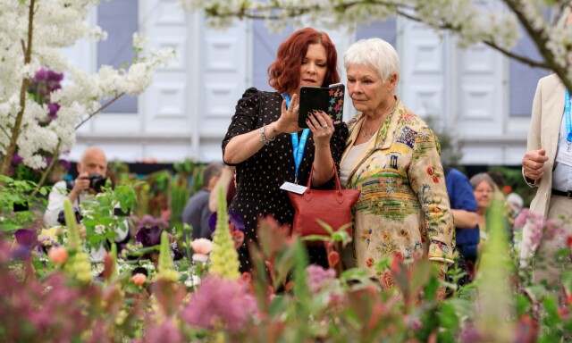 PÅ BLOMSTERMESSE: Med datteren Finty, som muligens instruerer Judi i noe SOME-relatert? Foto: NTB Scanpix PÅ BLOMSTERMESSE: Med datteren Finty, som muligens instruerer Judi i noe SOME-relatert? Foto: NTB Scanpix